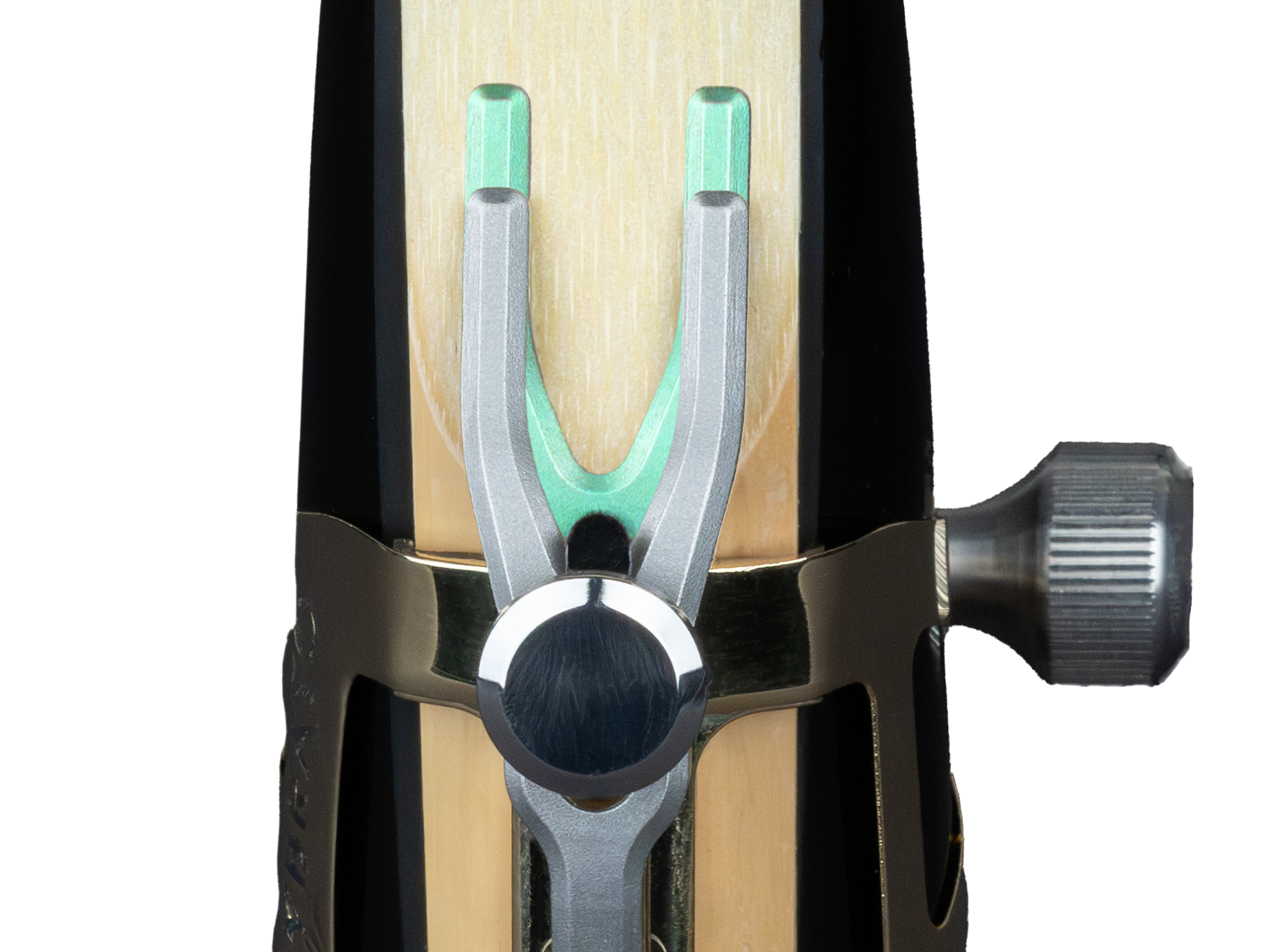 Close-up of the Ybrato SweetSpot Ligature on a saxophone mouthpiece, highlighting the pressure point adjustment with a green-marked area on the reed tip